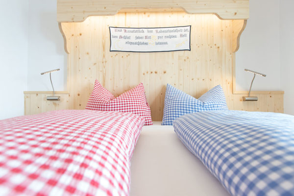 Für einen gesunden Schlaf – Zimmer mit Massivholzmöbel